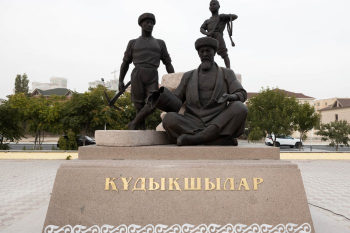 Вода памяти! Скульптуру в честь копателей колодцев - людей древней и почитаемой профессии установили в Актау