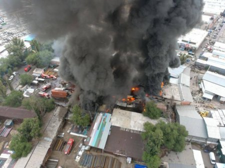 Крупный пожар разгорелся в районе барахолки в Алматы