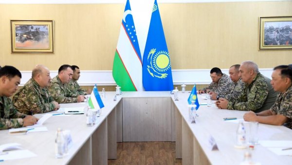 Министры обороны Казахстана и Узбекистана встретились в Актау