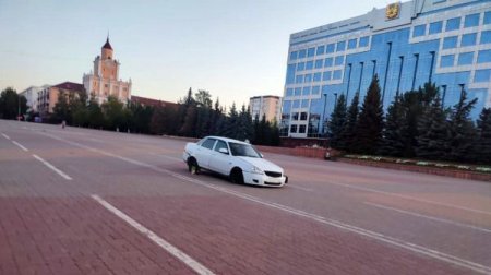 Пьяный водитель въехал на территорию площади перед областным акиматом в Костанае