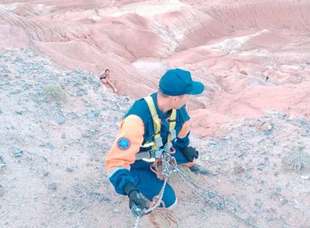 Туристка из России скатилась с обрыва в Чарынском каньоне и провела на скале 11 часов      