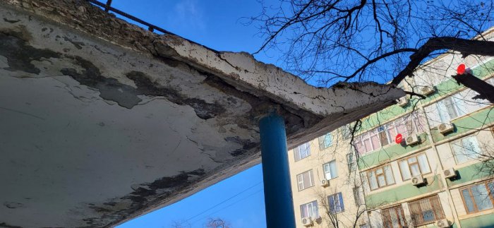 «Трагедия не научила»: жители 9 микрорайона Актау опасаются за свои жизни из-за аварийного козырька