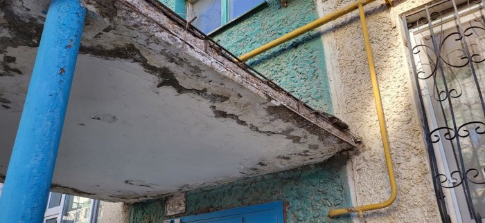 «Трагедия не научила»: жители 9 микрорайона Актау опасаются за свои жизни из-за аварийного козырька
