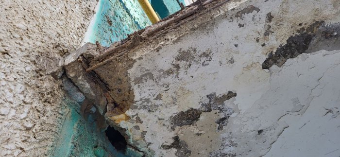 «Трагедия не научила»: жители 9 микрорайона Актау опасаются за свои жизни из-за аварийного козырька