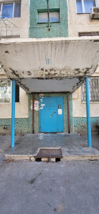 «Трагедия не научила»: жители 9 микрорайона Актау опасаются за свои жизни из-за аварийного козырька