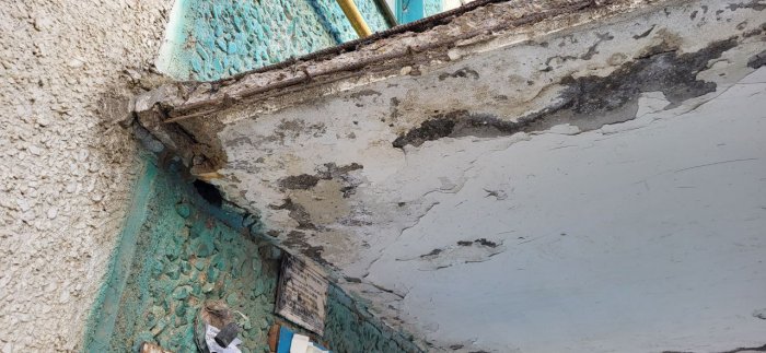 «Трагедия не научила»: жители 9 микрорайона Актау опасаются за свои жизни из-за аварийного козырька