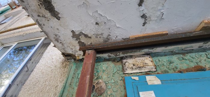 «Трагедия не научила»: жители 9 микрорайона Актау опасаются за свои жизни из-за аварийного козырька