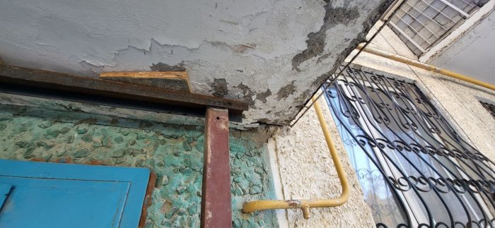 «Трагедия не научила»: жители 9 микрорайона Актау опасаются за свои жизни из-за аварийного козырька