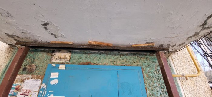 «Трагедия не научила»: жители 9 микрорайона Актау опасаются за свои жизни из-за аварийного козырька