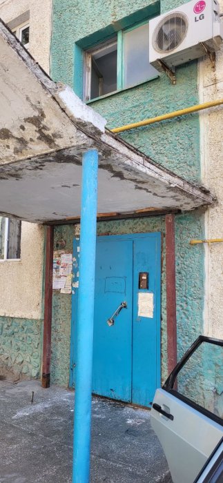 «Трагедия не научила»: жители 9 микрорайона Актау опасаются за свои жизни из-за аварийного козырька