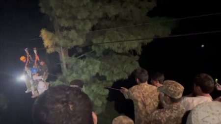 Военные вытащили восемь человек из висящей канатной дороги в Пакистане