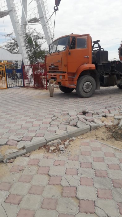 Ремонт колеса обозрения: жители Актау пожаловались на разбитую спецтехникой брусчатку в парке