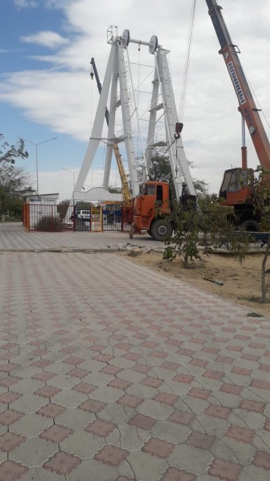 Ремонт колеса обозрения: жители Актау пожаловались на разбитую спецтехникой брусчатку в парке