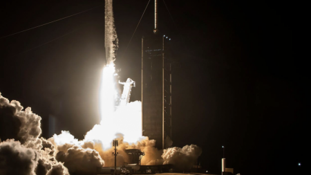 Компания Илона Маска Space X отправила на орбиту четырех человек