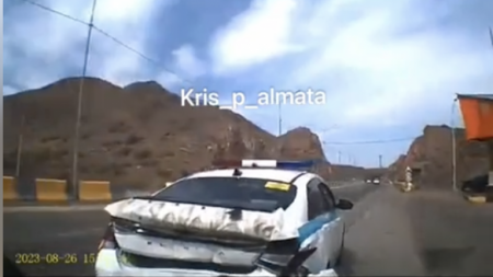Нелепое ДТП с патрулькой на трассе Алматы-Конаев попало на видео