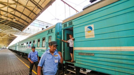 "Казахстан темир жолы" пообещал избавиться от "помогаек" в поездах