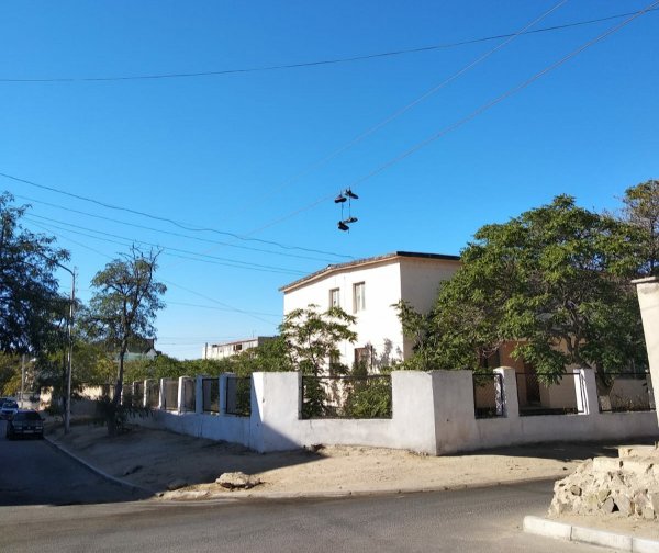 Забавы ради? Висящие кроссовки на проводах в Актау вызвали вопрос