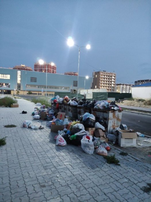 Погрязли: Жители Актау и Мунайлиского района жалуются на завалы мусора