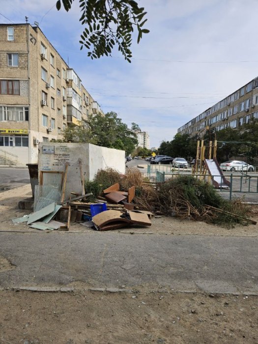 Погрязли: Жители Актау и Мунайлиского района жалуются на завалы мусора