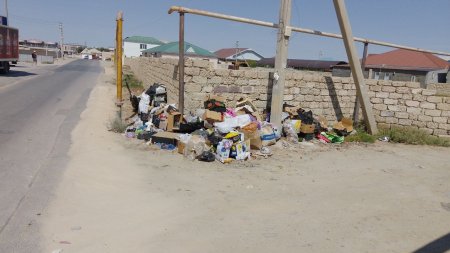 Погрязли: Жители Актау и Мунайлиского района жалуются на завалы мусора