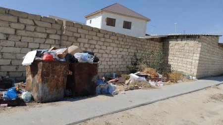 Погрязли: Жители Актау и Мунайлиского района жалуются на завалы мусора