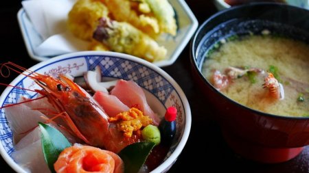 Япония потребовала от Китая снять запрет на японские морепродукты