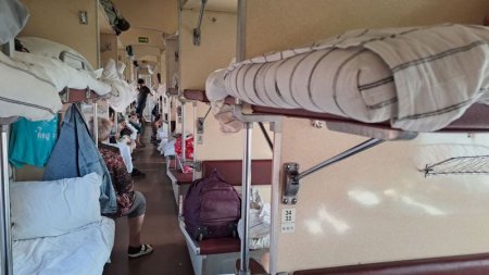 Не работают кондиционеры, не открываются окна, тараканы на стенах: депутат о поездах Казахстана