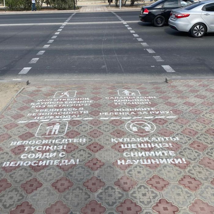 На пешеходных переходах Актау наносят предупреждающие надписи