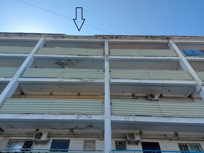 «Камни падают на голову»: жители одного из домов в Актау пожаловались на рассыпающуюся крышу