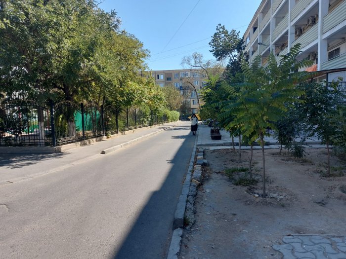 «Камни падают на голову»: жители одного из домов в Актау пожаловались на рассыпающуюся крышу