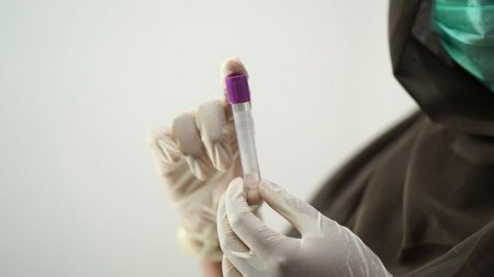 Глава ВОЗ заявил, что новый штамм коронавируса "находится на подъеме"