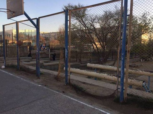 «Убитое» футбольное поле просят восстановить в Актау