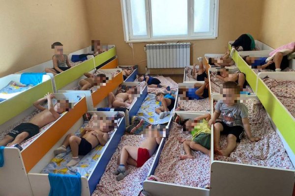 Фото со спящими на полу малышами прокомментировали в детском саду Актау