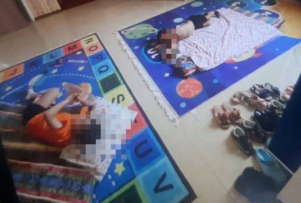 Фото со спящими на полу малышами прокомментировали в детском саду Актау