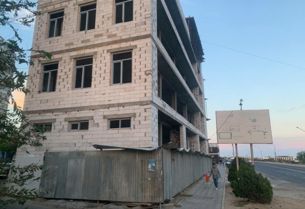 «Все выше и выше»: стройку высотного здания в центре Актау прокомментировали в ГАСК