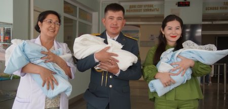В Актау в семье военнослужащего родилась тройня