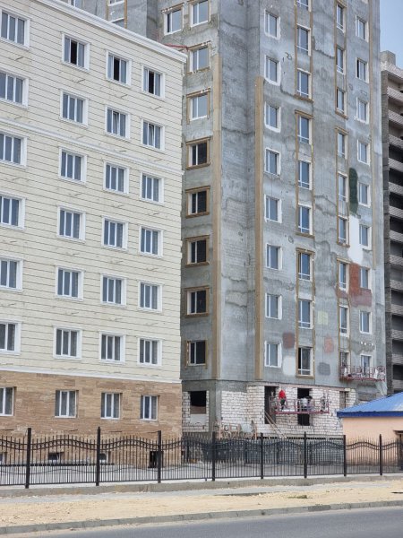 Впритык: Суд постановил снести самовольно построенное здание в Актау