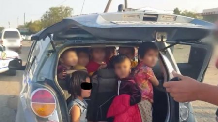 Даже в багажнике: воспитательница везла 25 детей в маленьком автомобиле 