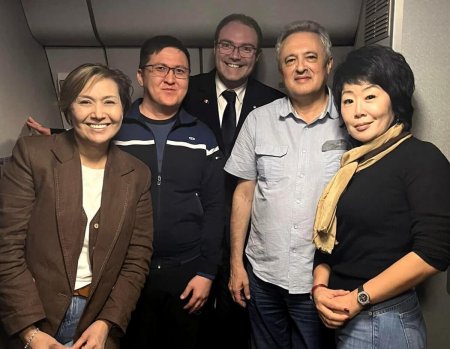 Четыре казахстанских врача спасли женщину на борту самолета