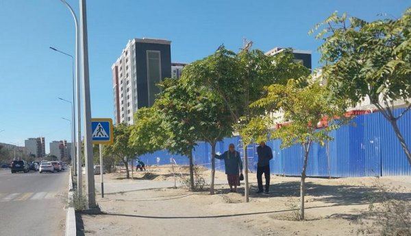 А скамейки будут? Началась укладка тротуара в 16 микрорайоне Актау