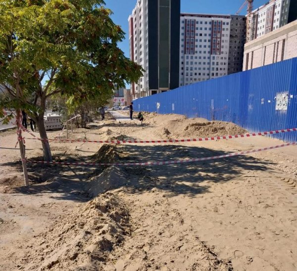 А скамейки будут? Началась укладка тротуара в 16 микрорайоне Актау