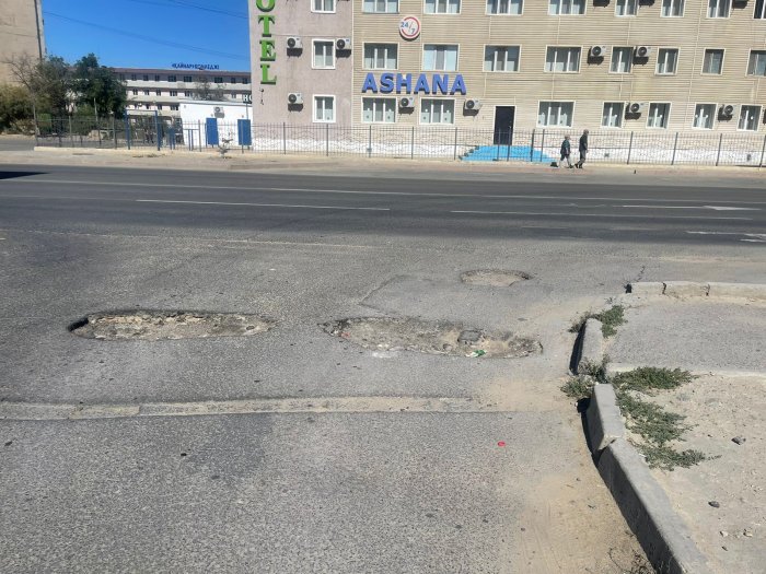 Полоса препятствий: жители 3 микрорайона Актау жалуются на ямы на дорогах