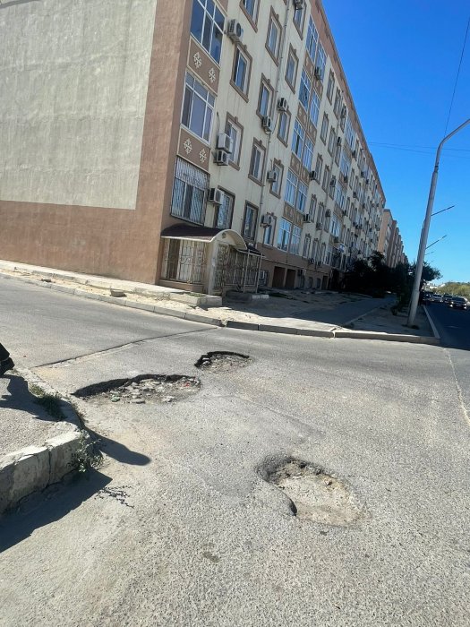 Полоса препятствий: жители 3 микрорайона Актау жалуются на ямы на дорогах