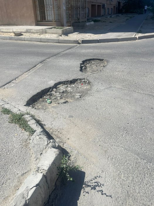 Полоса препятствий: жители 3 микрорайона Актау жалуются на ямы на дорогах