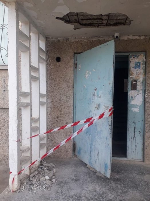 Жители 13 микрорайона Актау опасаются обрушения бетонного козырька подъезда
