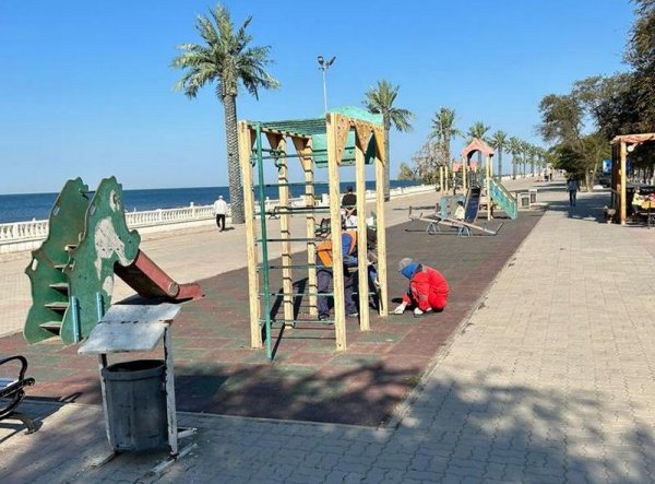 Шатающийся игровой комплекс встревожил жителей Актау