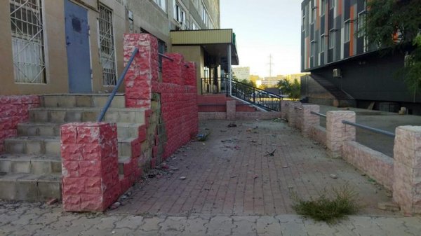 «Сытый папа» уже не тот: кафе в центре Актау портит облик дома