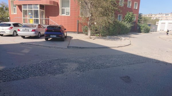 Ямы засыпали щебнем: Проведут ли ремонт дороги в центре Актау