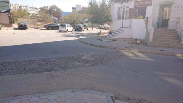 Ямы засыпали щебнем: Проведут ли ремонт дороги в центре Актау