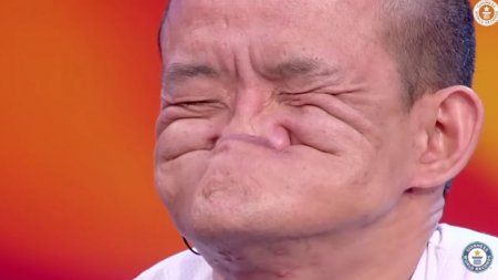 Instagram-звезда побила мировой рекорд, натянув губу на нос